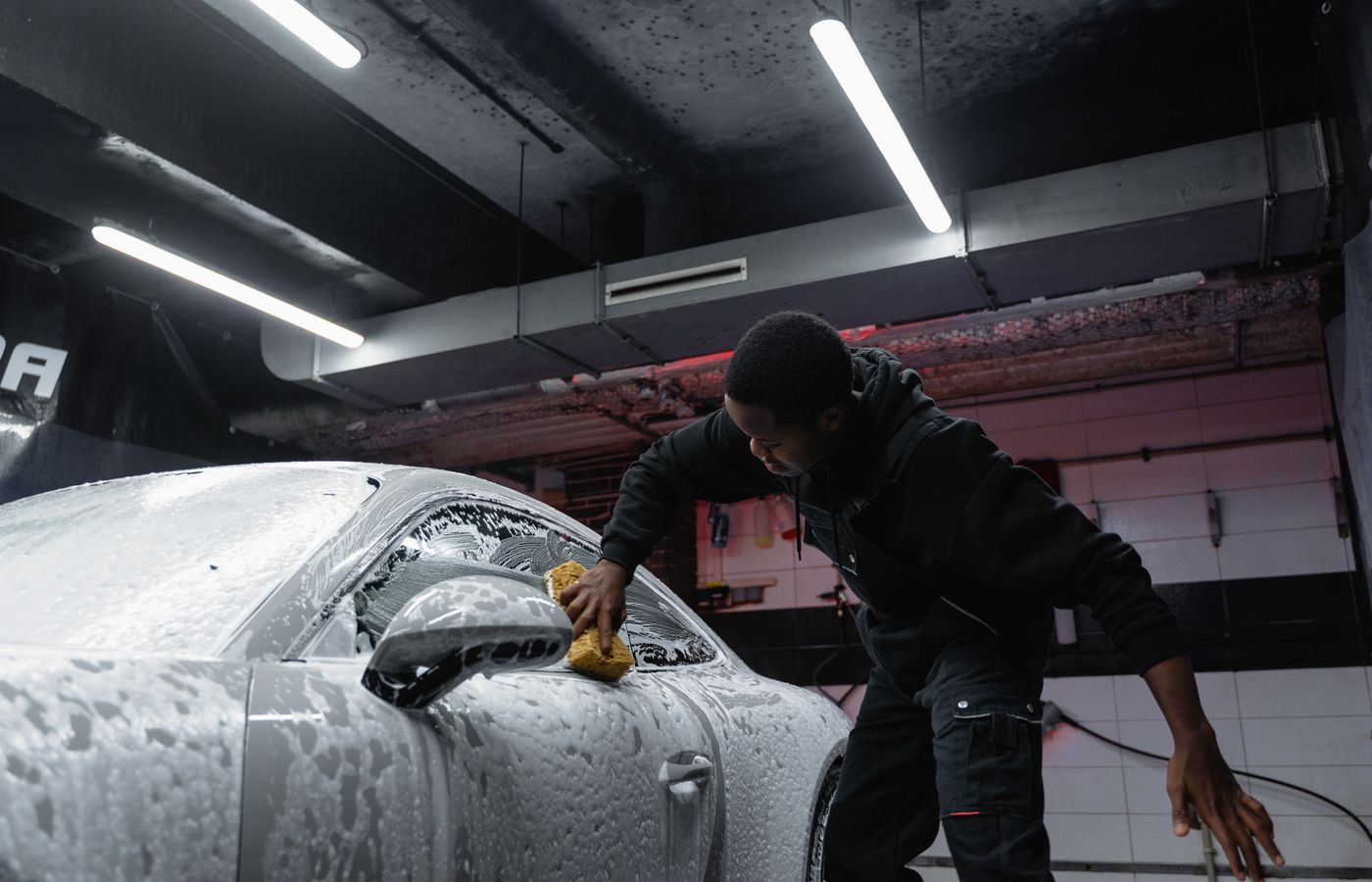 Atelier d'esthétique automobile, lavage à la mousse