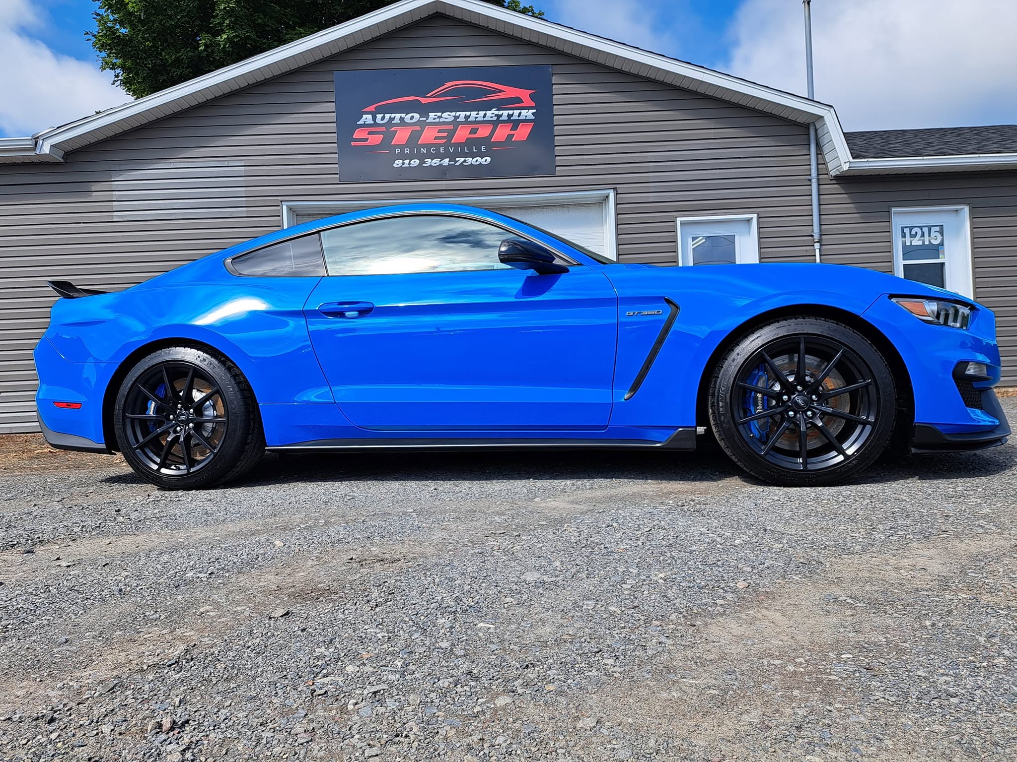 Ford Mustang Shelby GT350 bleue devant l'atelier Auto-Esthétik Steph à Princeville