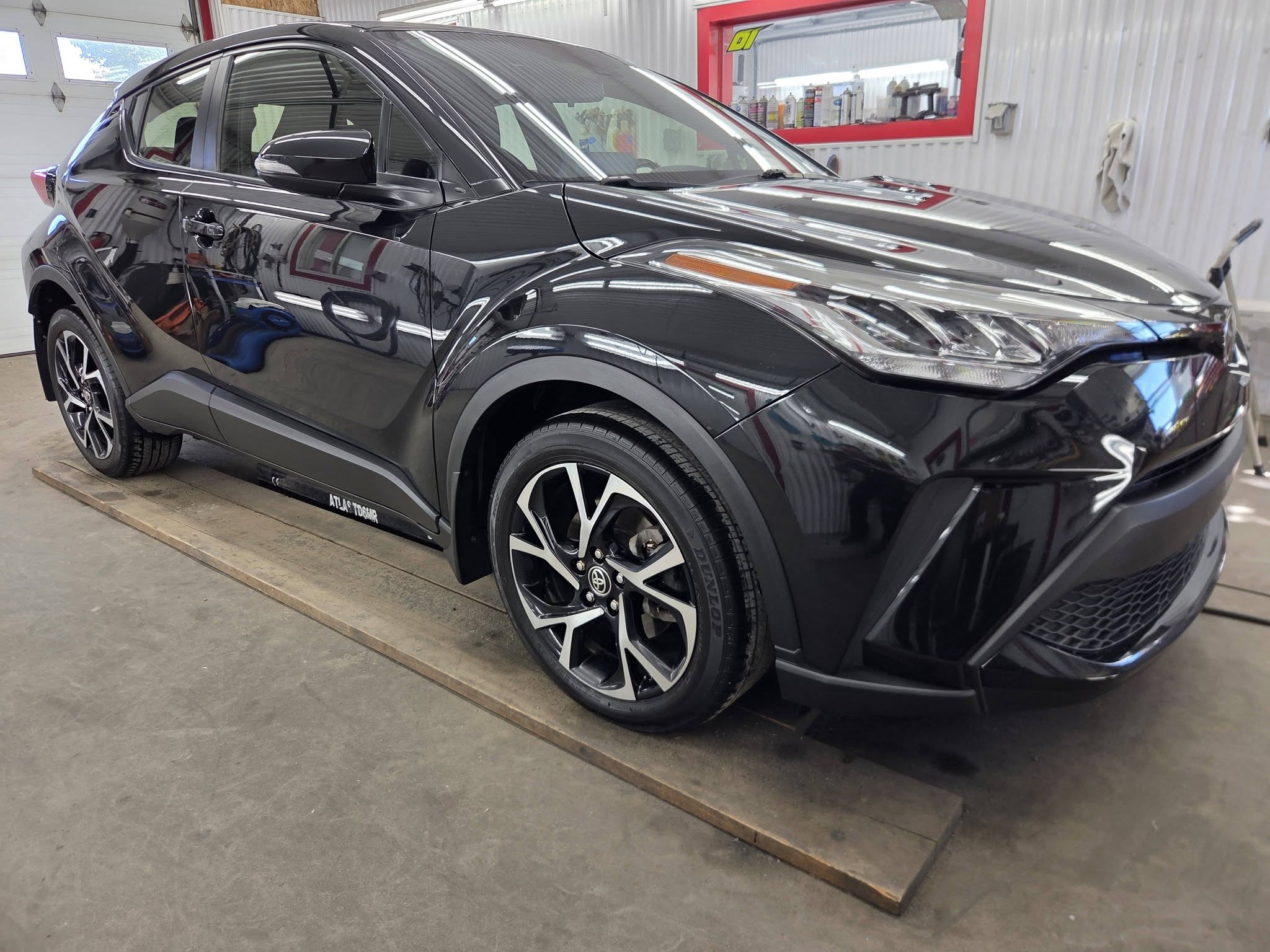 Toyota C-HR noire après détailing, peinture lustrée