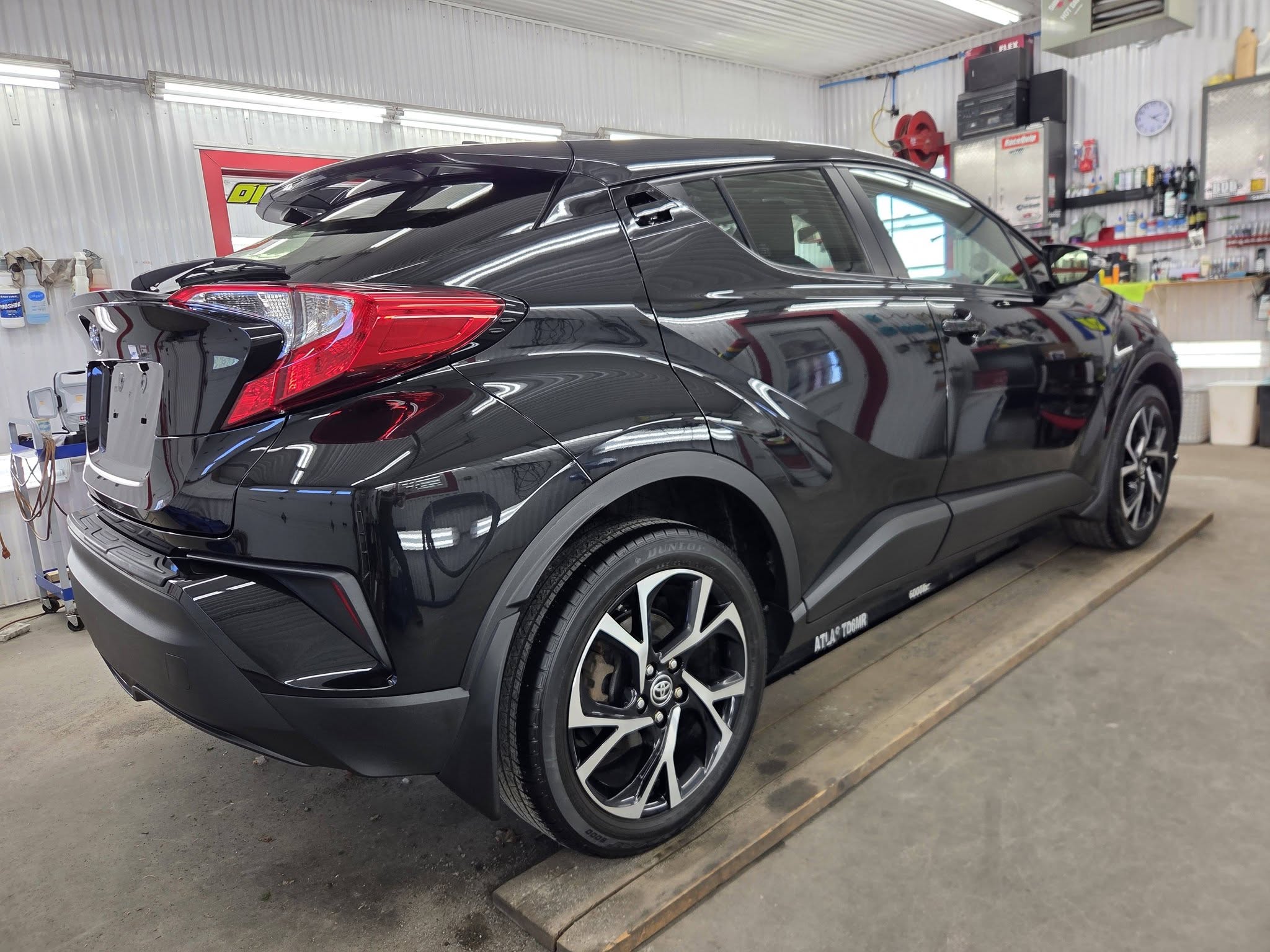 Toyota C-HR noire lustrée dans l'atelier de détailing