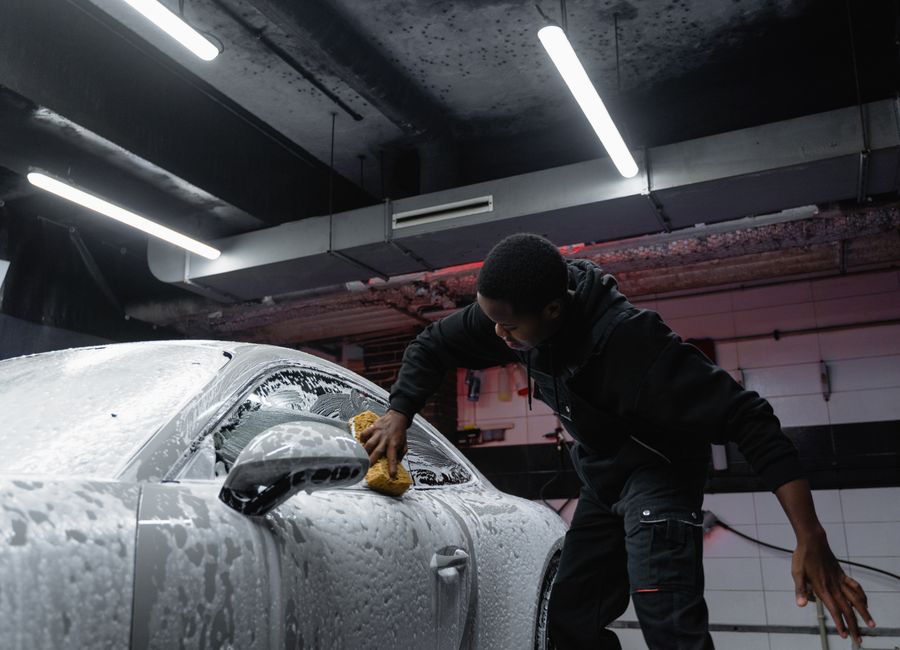 Lavage extérieur à la mousse en atelier